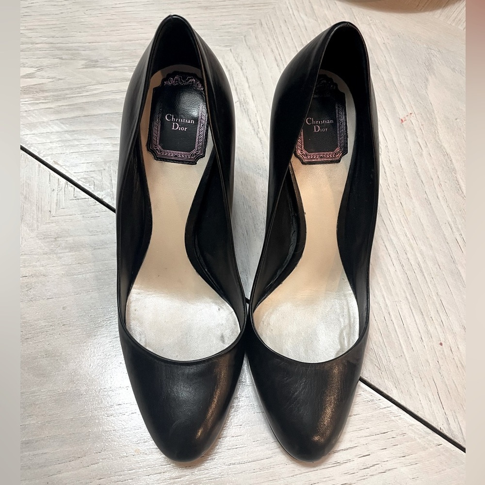 Christian Dior leather round toe pumps in black.
